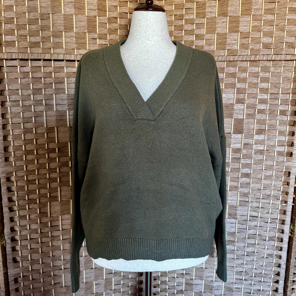 ❄️ Muted olive green v neck Treasure & Bond sweater XL